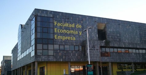 Fachada de la Facultad de Economía y Empresa (Calle del Catedrático Valentín Andrés Álvarez sn).jpg