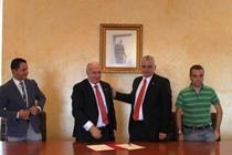Imagen La Universidad firma un convenio con el Ayuntamiento de Corvera para...