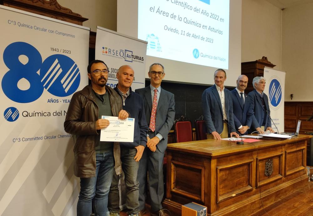 Imagen Los investigadores de la Universidad de Oviedo Ángel Martín Pendás y Evelio Francisco Miguélez reciben el Premio al Artículo Científico del año 2022 en el Área de la Química en Asturias