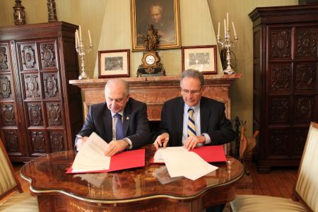Image La Universidad de Oviedo firma un convenio con la Embajada de Brasil...