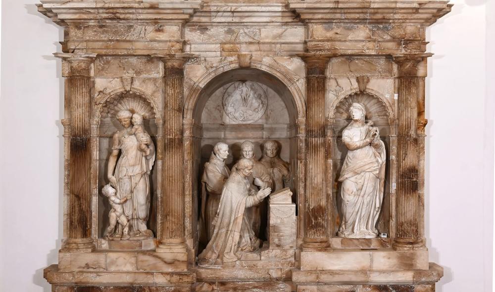 Imagen El mausoléu de Fernando Valdés, fundador de la Universidá d'Uviéu, presenta la so nueva imaxe en concluyendo los trabayos de restauración