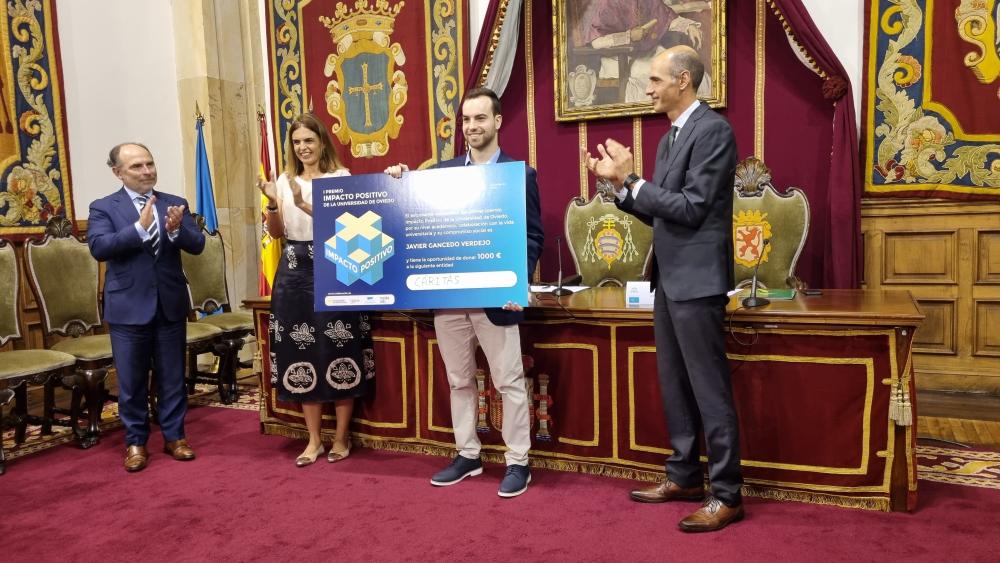 Imagen El estudiante Javier Gancedo Verdejo recibe el Premio Impacto Positivo de la Universidad de Oviedo