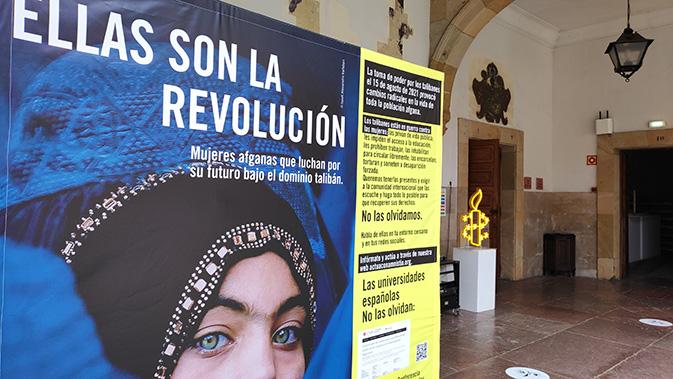 Imagen Amnistía Internacional y l'Universidá d'Uviéu devuelven la voz a les muyeres afganes cola esposición ‘Elles son la revolución’