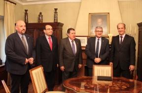 Image El rector recibe a los embajadores de Argentina y Paraguay y al ministro...