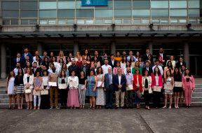 Imagen 86 personas egresadas reciben los diplomas de los másteres...