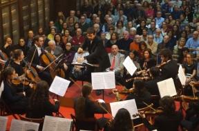Imagen La Orquesta y el Coro de la Universidad de Oviedo llenan la Biblioteca...