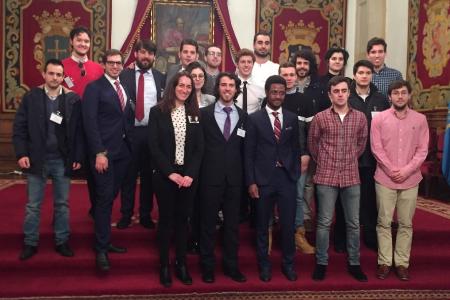 Los cinco equipos posan en el Paraninfo al concluir la VII Liga de Debate de la Universidad de Oviedo web