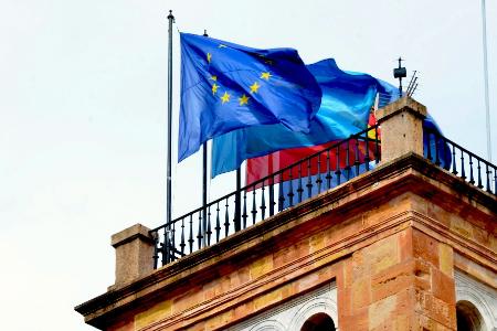 Banderas en la torre del Edificio Histórico