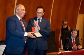 Imagen Roberto Fernández Díaz recibe la Medalla de Oro de Crue Universidades...