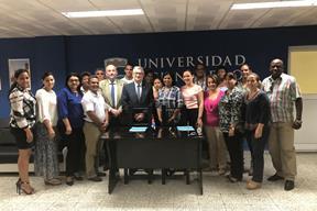 Foto de grupo tras la firma del convenio con la Universidad de Cienfuegos