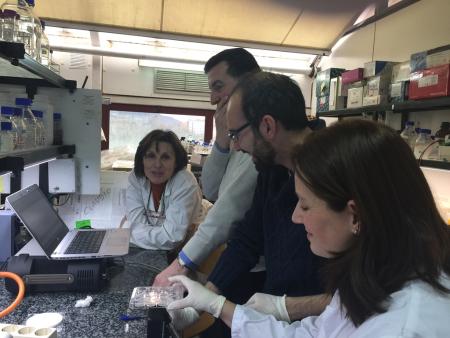 Toma de las muestras en la laboratorio del IPLA (Ana Rodríguez, Fernández López, Juan José Peón y Cristina Allende