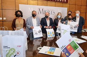 Imagen La Universidad de Oviedo y los comerciantes del Caudal colaboran con el reparto de 3.600 bolsas para difundir el papel de la ciencia