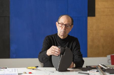 Rafael Canogar realiza una maqueta de cartón de la escultura Greco