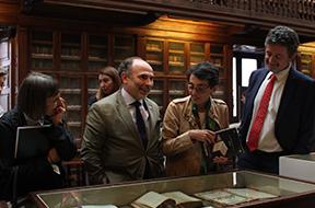 Imagen La Universidad de Oviedo exhibe casi 200 libros heridos procedentes de su patrimonio bibliográfico