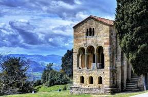 Imagen El alumnado del Grado en Historia del Arte de la Universidad de Oviedo ofrece visitas guiadas para celebrar el Día Internacional de los Monumentos y los Sitios