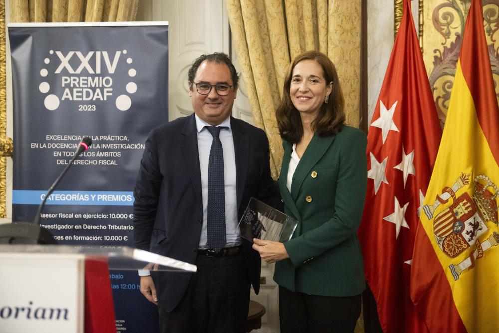 Imagen La profesora de la Universidad de Oviedo Eva M. Cordero recibe el premio AEDAF de la Asociación Española de Asesores Fiscales