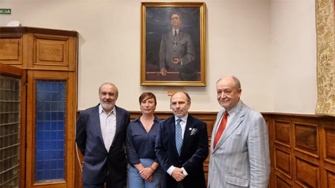Image La Universidad de Oviedo rinde homenaje al rector Alas con la exposición permanente de su retrato en el Aula Magna del Edificio Histórico 