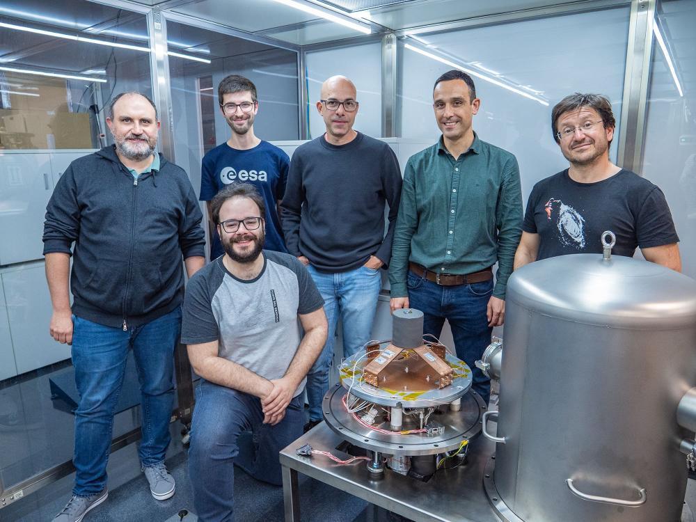 Imagen Investigadores de les universidaes d'Uviéu y Vigo prueben con ésitu en llaboratoriu'l so diseñu d'antena para un vehículu d'esploración de cueves llunares